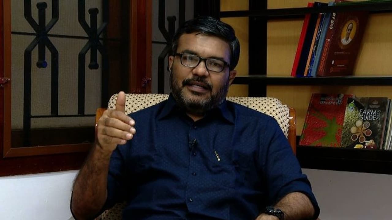 'സവർക്കർ ഫാൻസിന്‍റെ ജല്‍പ്പനങ്ങള്‍ക്ക് ചെവി കൊടുക്കില്ല'; ആഞ്ഞടിച്ച് എം ബി രാജേഷ്