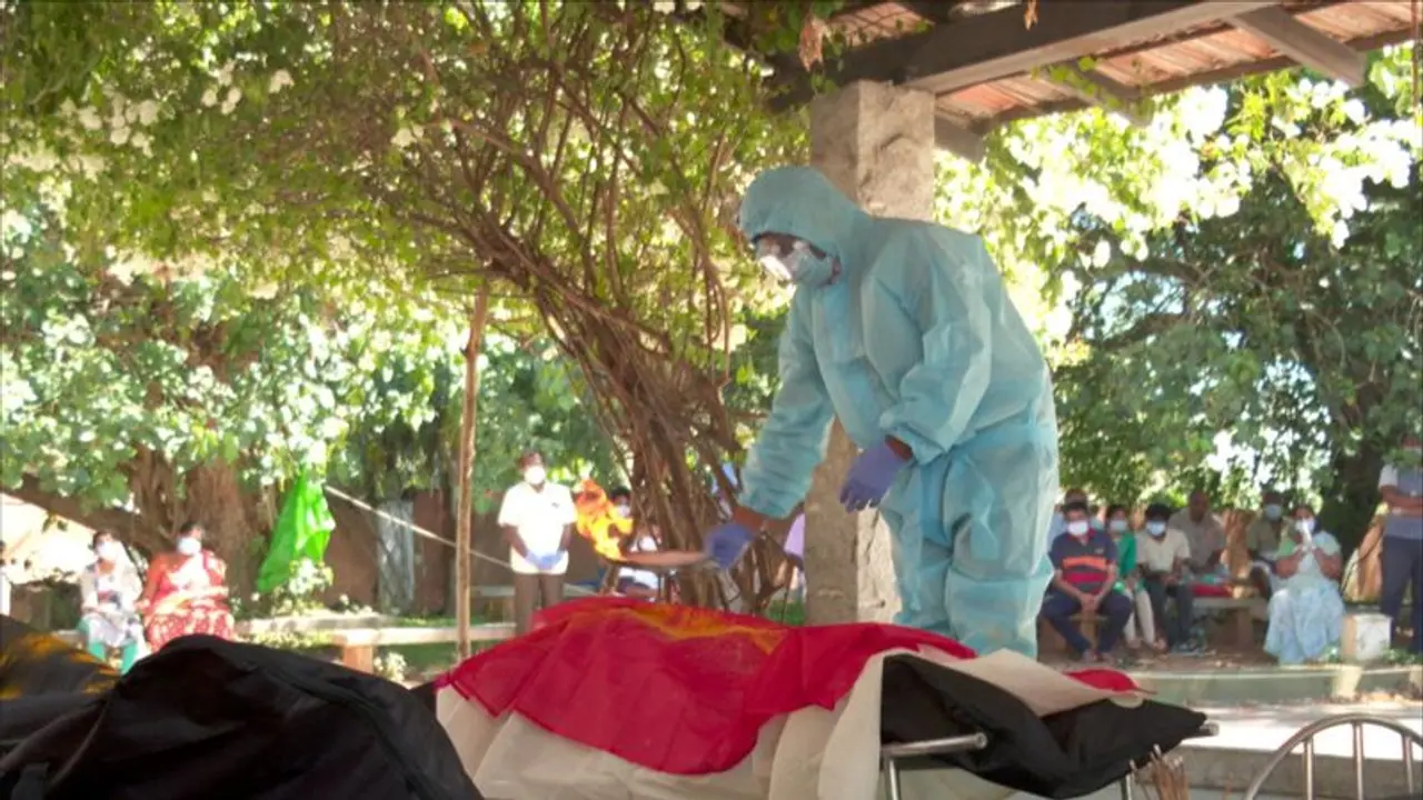 கொரோனாவால் இறந்தவர்களை மரியாதையுடன் தகனம் செய்யும் ஈஷா..! ஒரு வருடத்திற்கு மேலாக தொடரும் சேவை கொரோனாவால் இறந்தவர்களை மரியாதையுடன் தகனம் செய்யும் ஈஷா..! ஒரு வருடத்திற்கு மேலாக தொடரும் சேவை