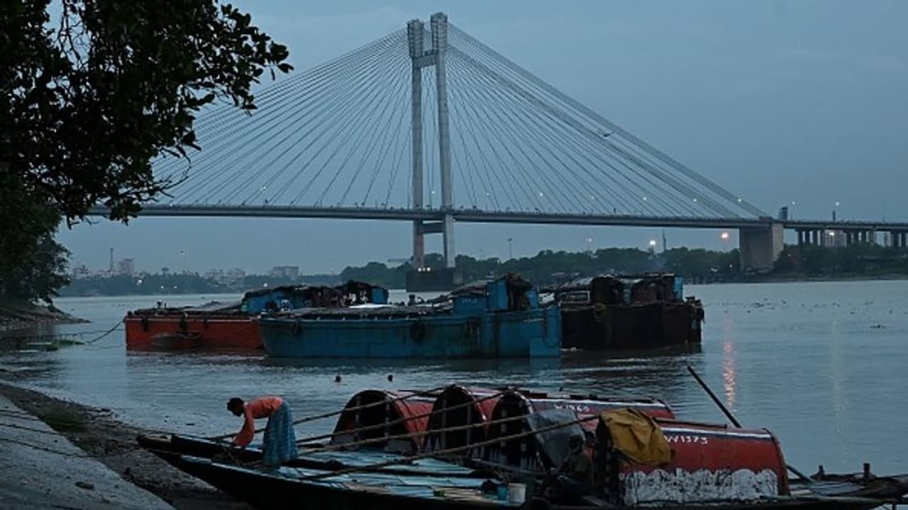 আজ কি বৃষ্টি হবে কলকাতায়, শহরের তাপমাত্রা নিয়ে কী বলছে হাওয়া অফিস আজ কি বৃষ্টি হবে কলকাতায়, শহরের তাপমাত্রা নিয়ে কী বলছে হাওয়া অফিস