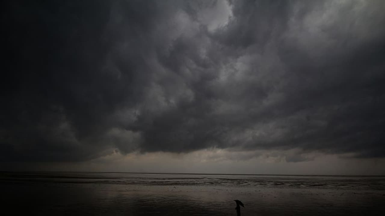 ഗുലാബ് നാശം വിതയ്ക്കുമോ? കാണാതായ മത്സ്യത്തൊഴിലാളികളില് 2 പേർ മരിച്ചു, 3 പേരെ രക്ഷപ്പെടുത്തി, ജാഗ്രത തുടരുന്നു ഗുലാബ് നാശം വിതയ്ക്കുമോ? കാണാതായ മത്സ്യത്തൊഴിലാളികളില് 2 പേർ മരിച്ചു, 3 പേരെ രക്ഷപ്പെടുത്തി, ജാഗ്രത തുടരുന്നു