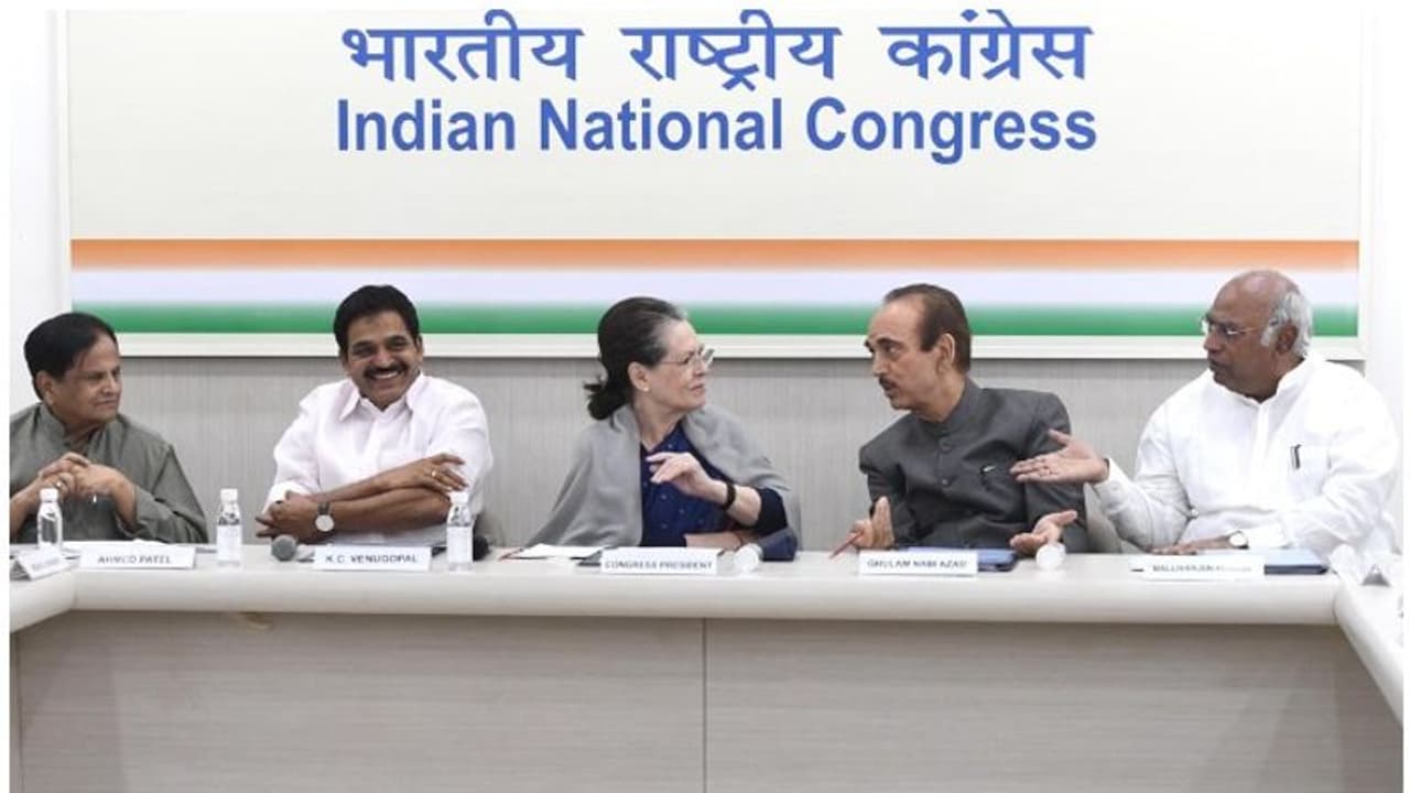 കെപിസിസി പുനസംഘടന: ഗ്രൂപ്പല്ല മാനദണ്ഡം, പ്രവര്ത്തന മികവാണ് കണക്കിലെടുക്കുന്നതെന്ന് എഐസിസി കെപിസിസി പുനസംഘടന: ഗ്രൂപ്പല്ല മാനദണ്ഡം, പ്രവര്ത്തന മികവാണ് കണക്കിലെടുക്കുന്നതെന്ന് എഐസിസി