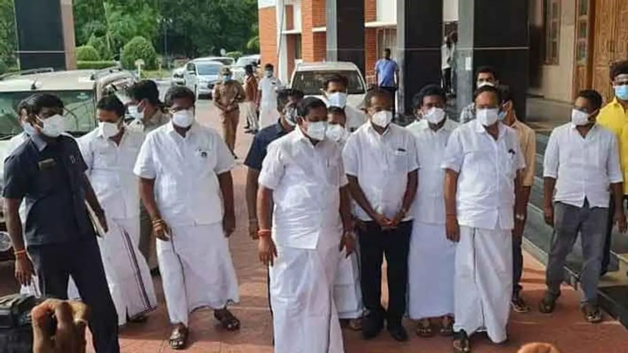 ஓ.பி.எஸ் இடம்பெயர்ந்தார்... சசிகலாவுக்கு இடமே இல்லை... அசராத எடப்பாடி..! ஓ.பி.எஸ் இடம்பெயர்ந்தார்... சசிகலாவுக்கு இடமே இல்லை... அசராத எடப்பாடி..!