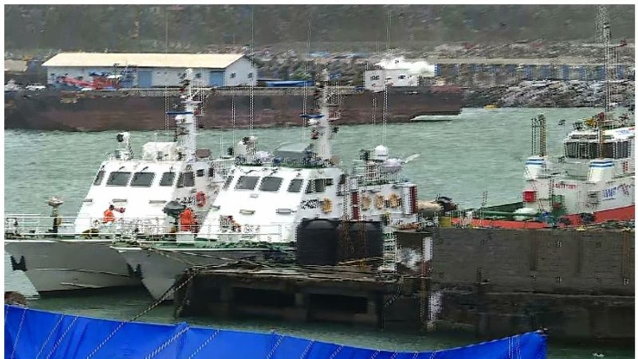 വിഴിഞ്ഞത്ത് വള്ളം മറിഞ്ഞ് കാണാതായ ഒരാളുടെ മൃതദേഹം കണ്ടെത്തി; രണ്ട് പേർക്കായി തെരച്ചിൽ തുടരുന്നു വിഴിഞ്ഞത്ത് വള്ളം മറിഞ്ഞ് കാണാതായ ഒരാളുടെ മൃതദേഹം കണ്ടെത്തി; രണ്ട് പേർക്കായി തെരച്ചിൽ തുടരുന്നു