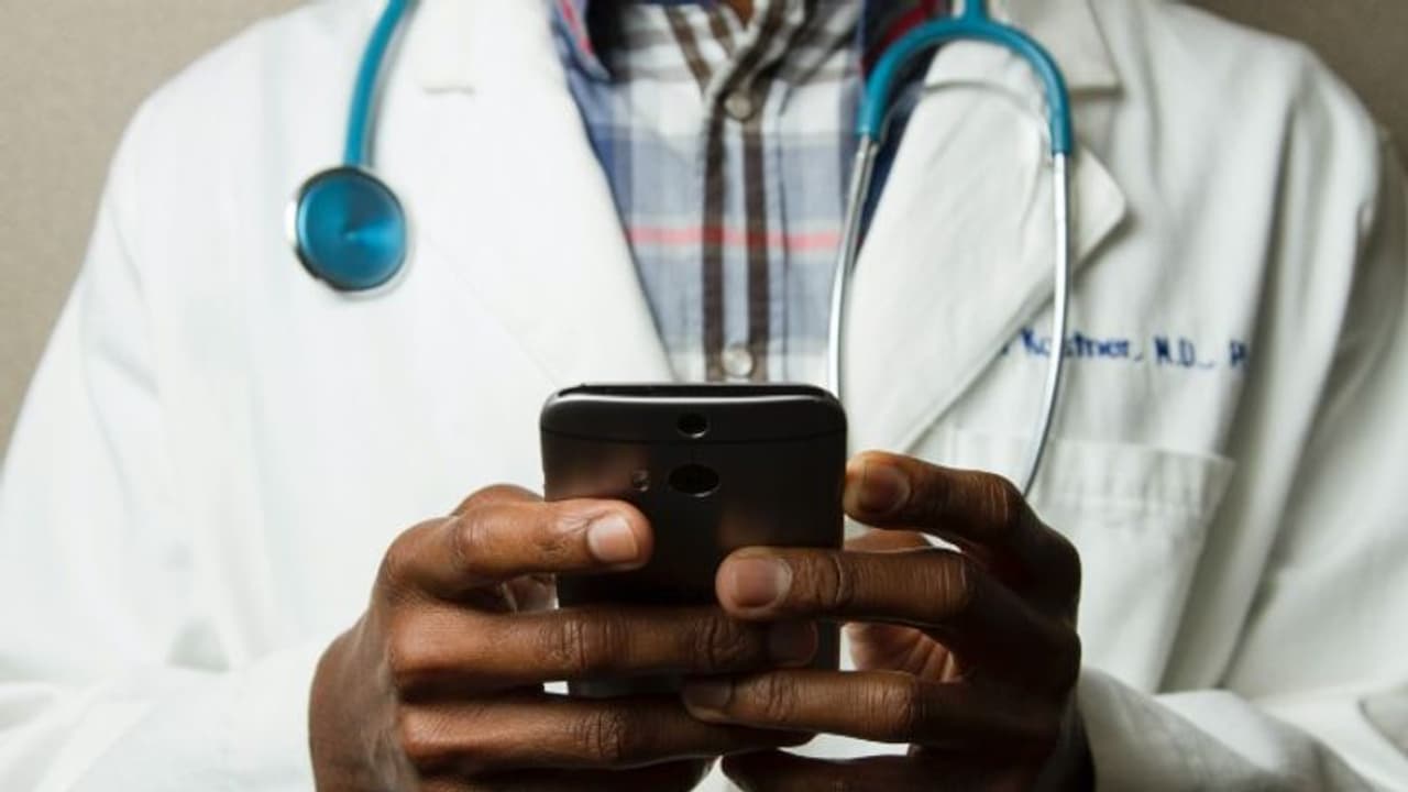 1 ತಿಂಗಳಲ್ಲಿ ಸಾವಿರ ಸೋಂಕಿತರ ಬದುಕಿಸಿದ ವೈದ್ಯ..! ಅದೂ ಫೋನ್ ಮೂಲಕ 1 ತಿಂಗಳಲ್ಲಿ ಸಾವಿರ ಸೋಂಕಿತರ ಬದುಕಿಸಿದ ವೈದ್ಯ..! ಅದೂ ಫೋನ್ ಮೂಲಕ