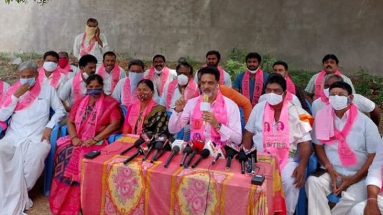 ఈటల గారూ... ఆత్మగౌరవం అంటే ఇదేనా..: వకుళాభరణం ఎద్దేవా ఈటల గారూ... ఆత్మగౌరవం అంటే ఇదేనా..: వకుళాభరణం ఎద్దేవా