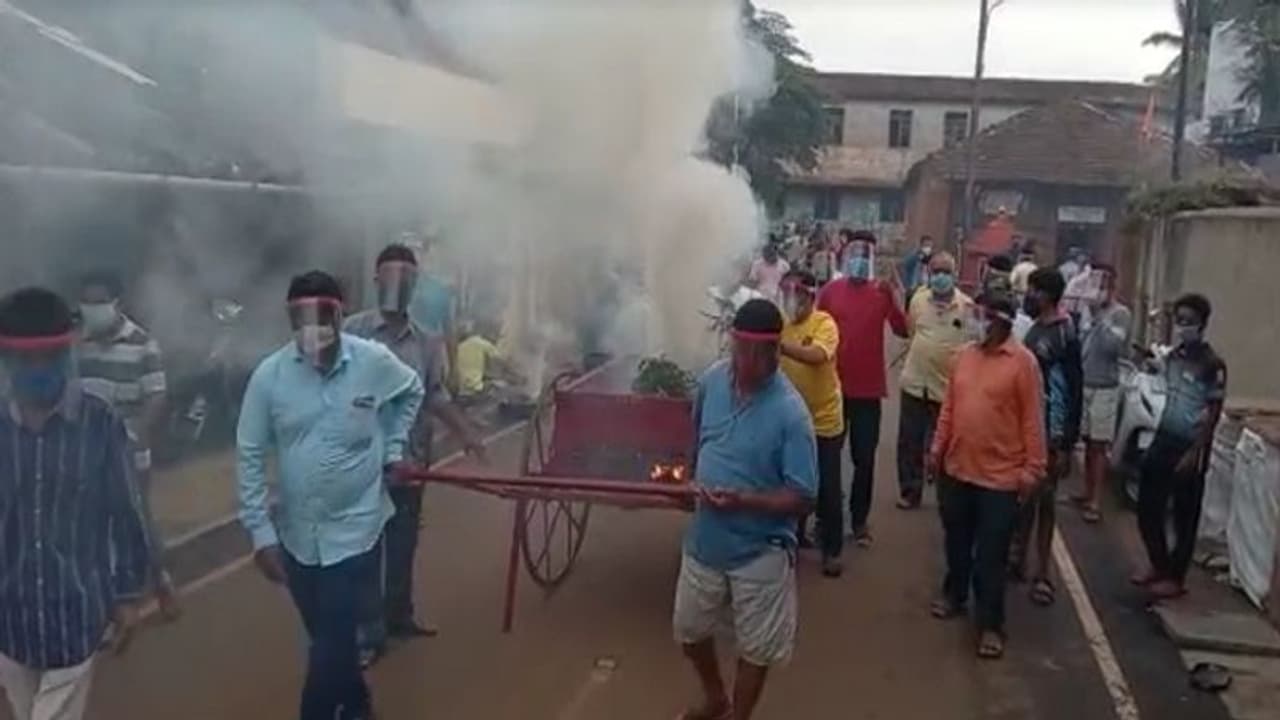 కరోనా పోవాలని హోమం, ఊరంతా పొగ పెట్టి.. బీజేపీ ఎమ్మెల్యే హల్ చల్...