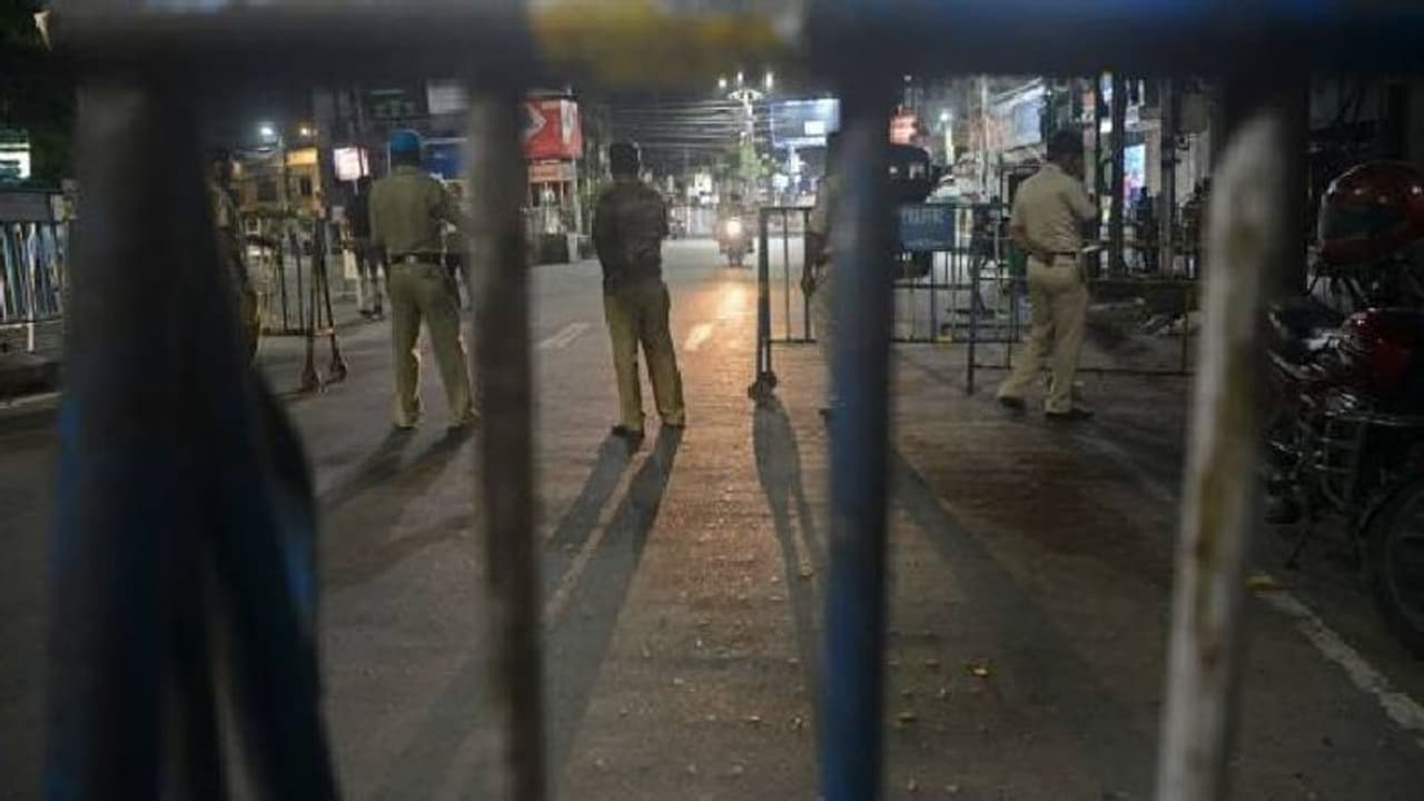 ভর সন্ধেয় বাজারের মধ্যে চলল গুলি, সামনে থেকে গুলি করে যুবক খুন ভর সন্ধেয় বাজারের মধ্যে চলল গুলি, সামনে থেকে গুলি করে যুবক খুন