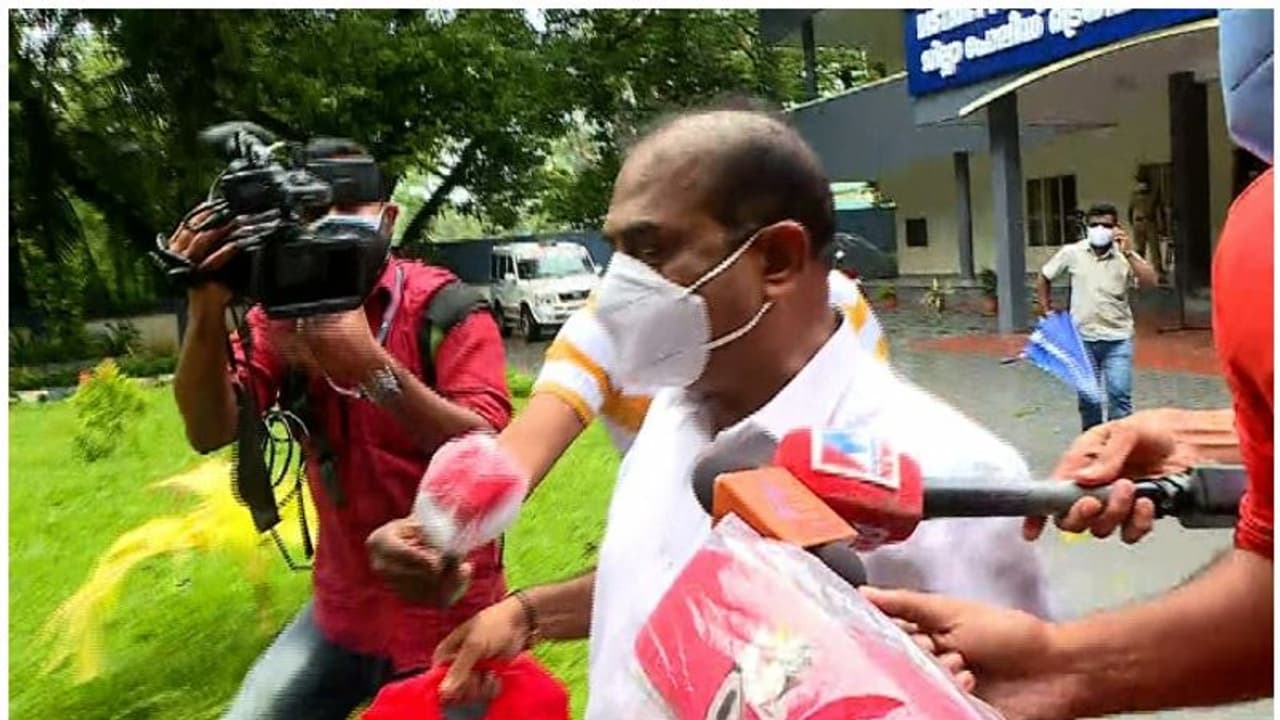 കൊടകര കവര്ച്ചാകേസ്; കുഴല്പ്പണ ഇടപാടുമായി ബന്ധമില്ലെന്ന് കര്ത്ത, നാലുമണിക്കൂര് ചോദ്യം ചെയ്തു കൊടകര കവര്ച്ചാകേസ്; കുഴല്പ്പണ ഇടപാടുമായി ബന്ധമില്ലെന്ന് കര്ത്ത, നാലുമണിക്കൂര് ചോദ്യം ചെയ്തു