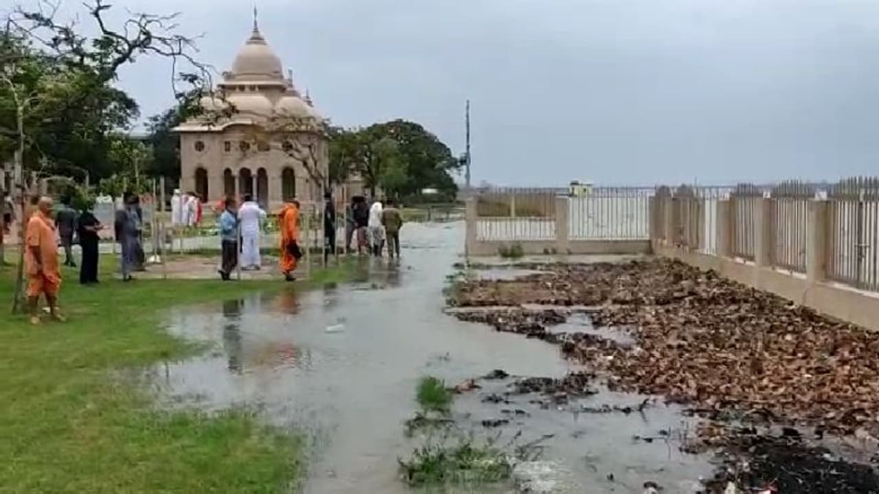 ঘূর্ণিঝড় যশের প্রভাবে ফুঁসছে গঙ্গা, পাড় ছাপিয়ে জল ঢুকল বেলুড় মঠে ঘূর্ণিঝড় যশের প্রভাবে ফুঁসছে গঙ্গা, পাড় ছাপিয়ে জল ঢুকল বেলুড় মঠে