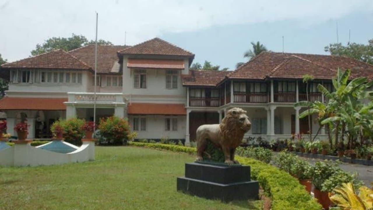 കെ റെയിൽ സമരം ശക്തമായതോടെ ക്ലിഫ് ഹൗസിന്റെ സുരക്ഷ കൂട്ടി; 24 മണിക്കൂർ പൊലീസ് പിക്കറ്റിംഗ് തുടങ്ങി കെ റെയിൽ സമരം ശക്തമായതോടെ ക്ലിഫ് ഹൗസിന്റെ സുരക്ഷ കൂട്ടി; 24 മണിക്കൂർ പൊലീസ് പിക്കറ്റിംഗ് തുടങ്ങി