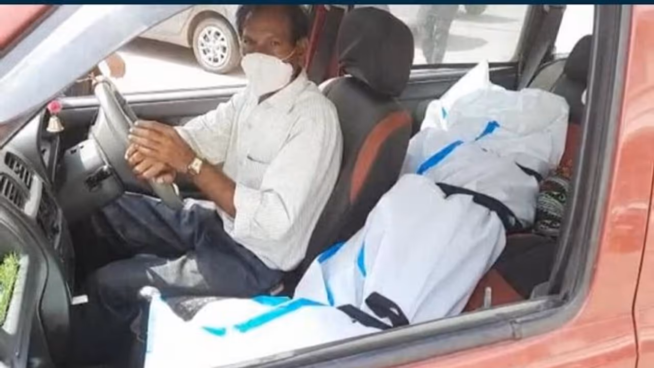 వైరల్ : కరోనాతో చనిపోయిన కూతురు.. మృతదేహాన్ని కారులో తీసుకెళ్లిన తండ్రి... !