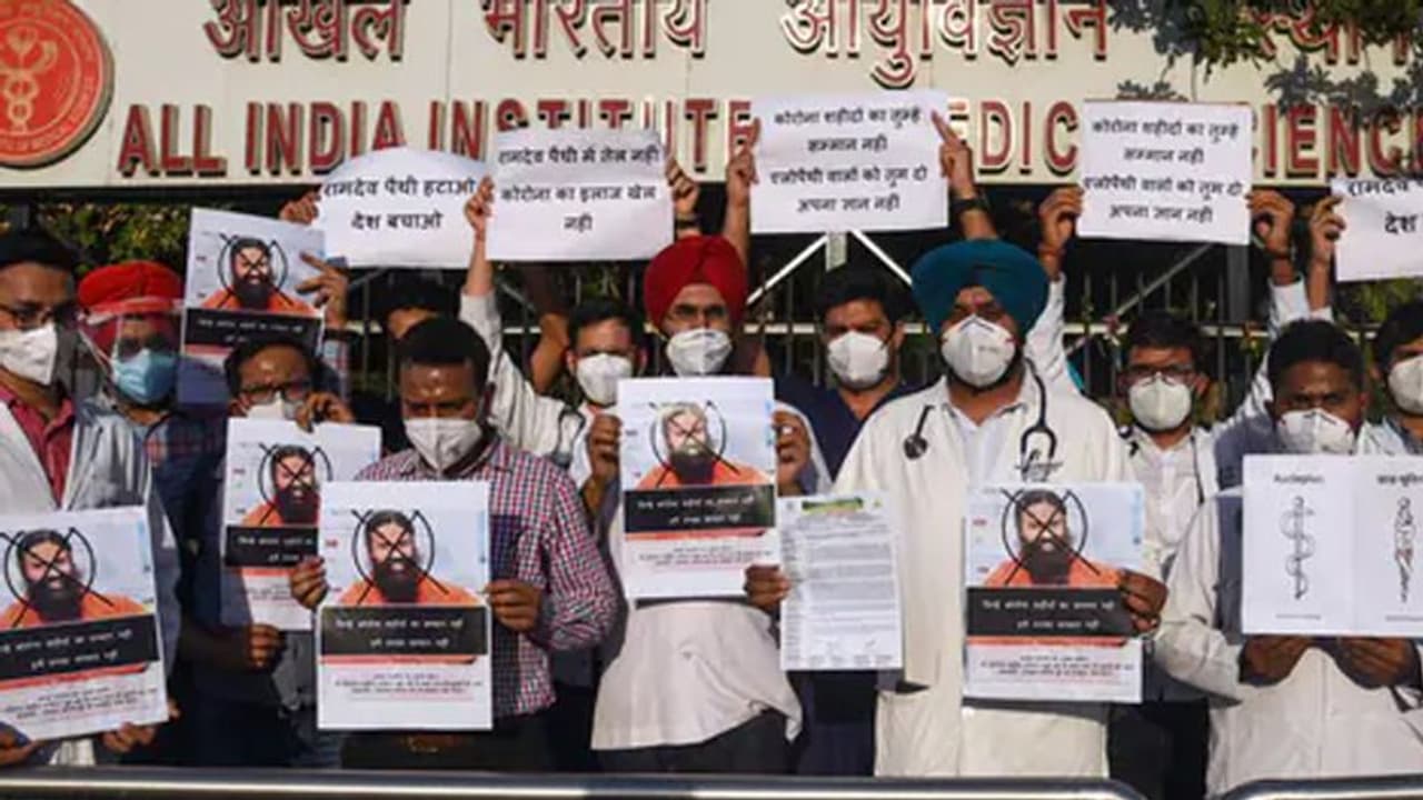 एलोपैथी विवाद: IMA ने PM को लिखी चिट्ठी, कहा वैक्सीन पर भ्रम फैला रहे रामदेव, दर्ज हो देशद्रोह का केस एलोपैथी विवाद: IMA ने PM को लिखी चिट्ठी, कहा वैक्सीन पर भ्रम फैला रहे रामदेव, दर्ज हो देशद्रोह का केस