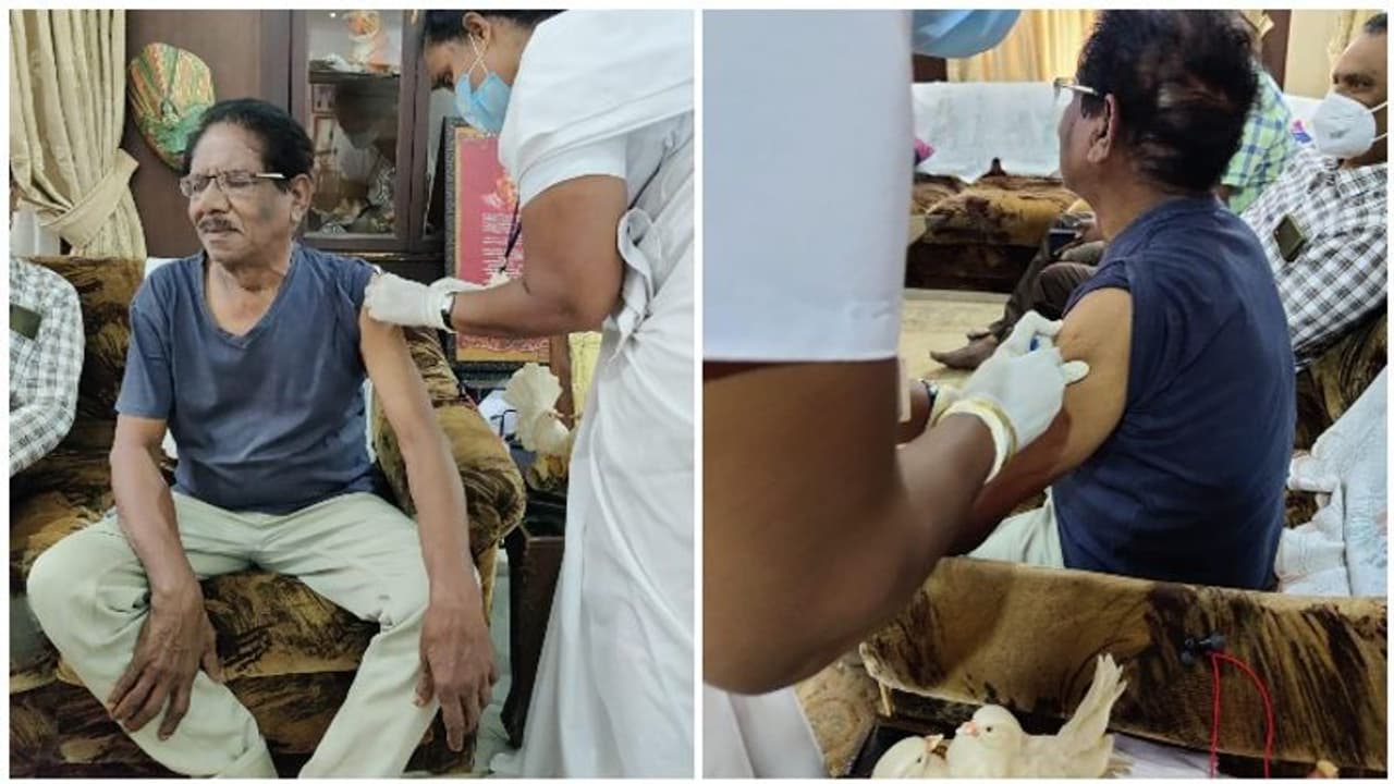 வீட்டிலேயே தடுப்பூசி போட்டு கொண்ட இயக்குனர் பாரதி ராஜா! வீட்டிலேயே தடுப்பூசி போட்டு கொண்ட இயக்குனர் பாரதி ராஜா!