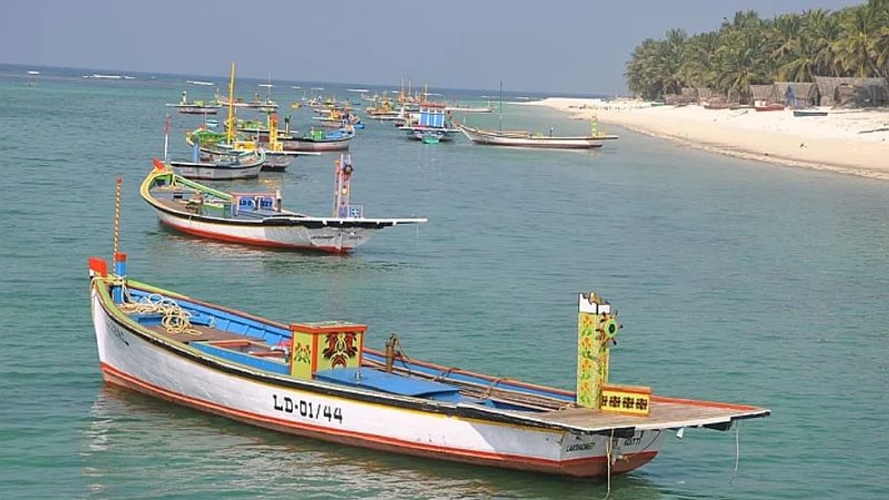 'ബോട്ടില് സര്ക്കാര് ജീവനക്കാരും വേണം'; പ്രതിഷേധങ്ങള്ക്ക് പിന്നാലെ ലക്ഷദ്വീപിലെ വിവാദ ഉത്തരവ് പിന്വലിച്ചു 'ബോട്ടില് സര്ക്കാര് ജീവനക്കാരും വേണം'; പ്രതിഷേധങ്ങള്ക്ക് പിന്നാലെ ലക്ഷദ്വീപിലെ വിവാദ ഉത്തരവ് പിന്വലിച്ചു