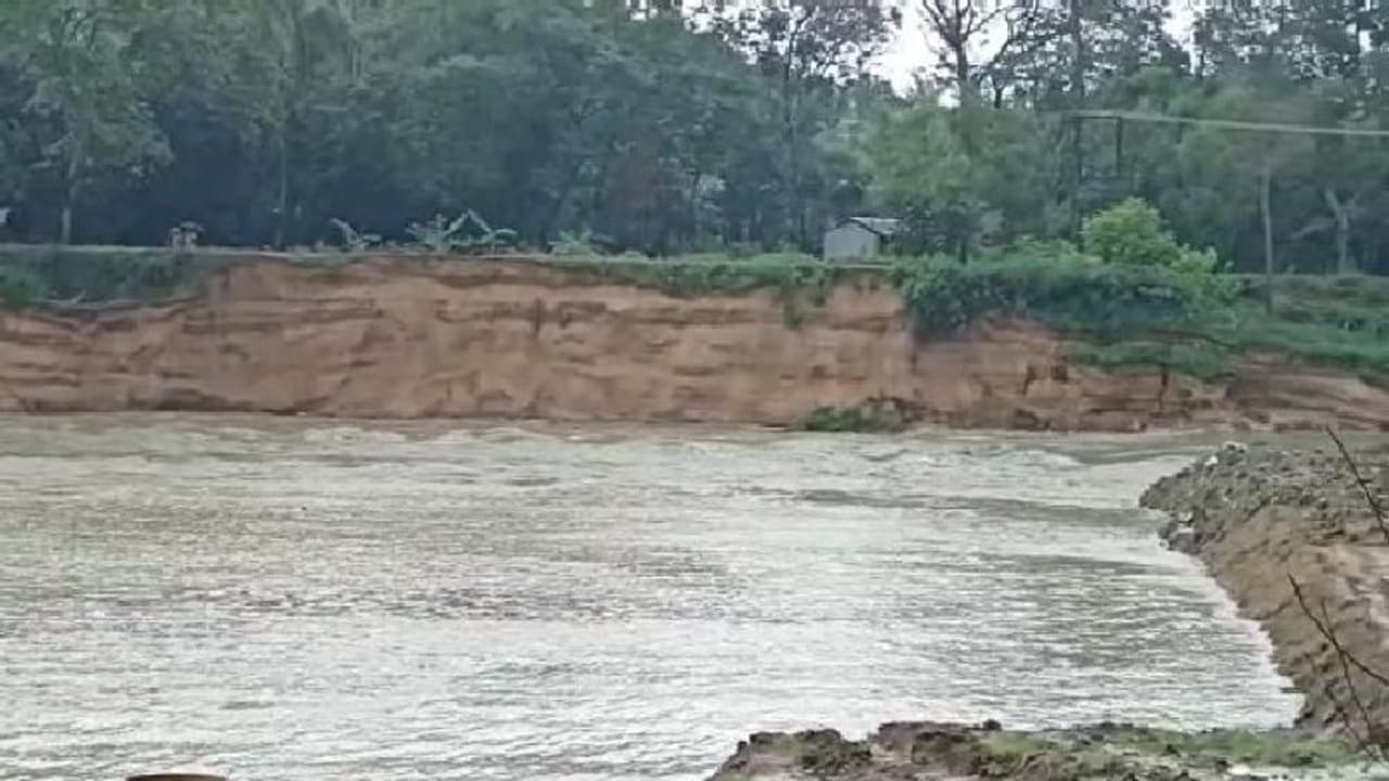 জলের তোড়ে ভেঙে গেল বাঁশের সাঁকো বাঁধ, হু হু করে জল ঢুকছে গ্রামে জলের তোড়ে ভেঙে গেল বাঁশের সাঁকো বাঁধ, হু হু করে জল ঢুকছে গ্রামে