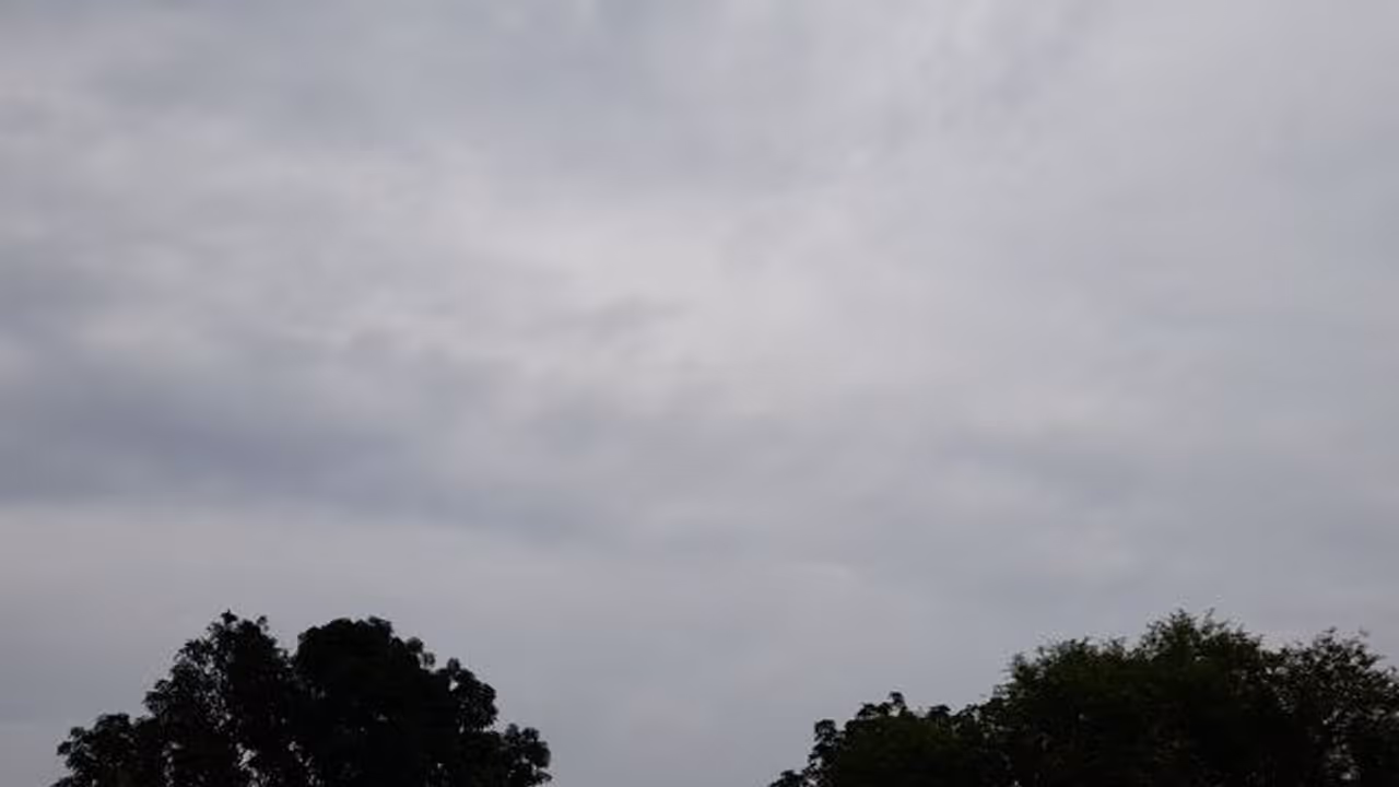 यूपी में यास तूफान का असरः 60 घंटे तक रफ्तार से चलेगी हवा, बिगड़ रहा है मौसम, इन जिलों में अलर्ट जारी यूपी में यास तूफान का असरः 60 घंटे तक रफ्तार से चलेगी हवा, बिगड़ रहा है मौसम, इन जिलों में अलर्ट जारी