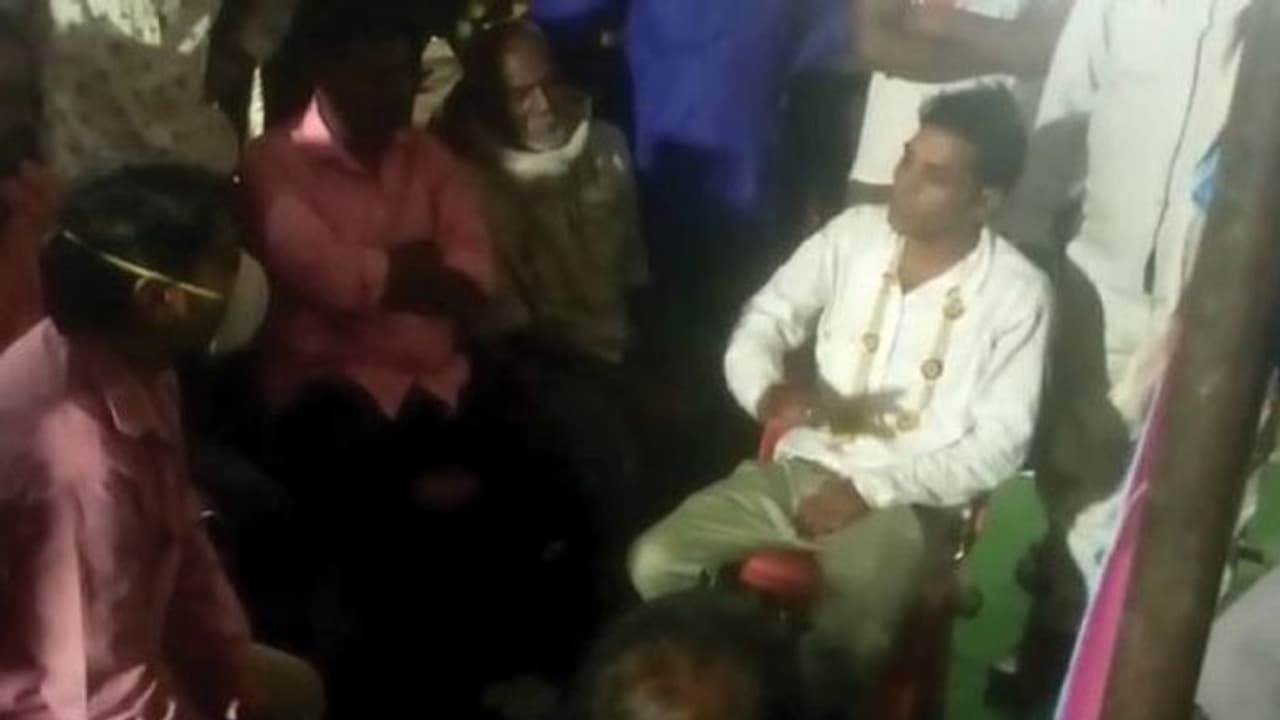 दोस्तों ने दूल्हे को पिलाई शराब, जयमाल स्टेज पर दुल्हन बोली जब ये है हाल तो घर में कितना पीते होंगे दोस्तों ने दूल्हे को पिलाई शराब, जयमाल स्टेज पर दुल्हन बोली जब ये है हाल तो घर में कितना पीते होंगे