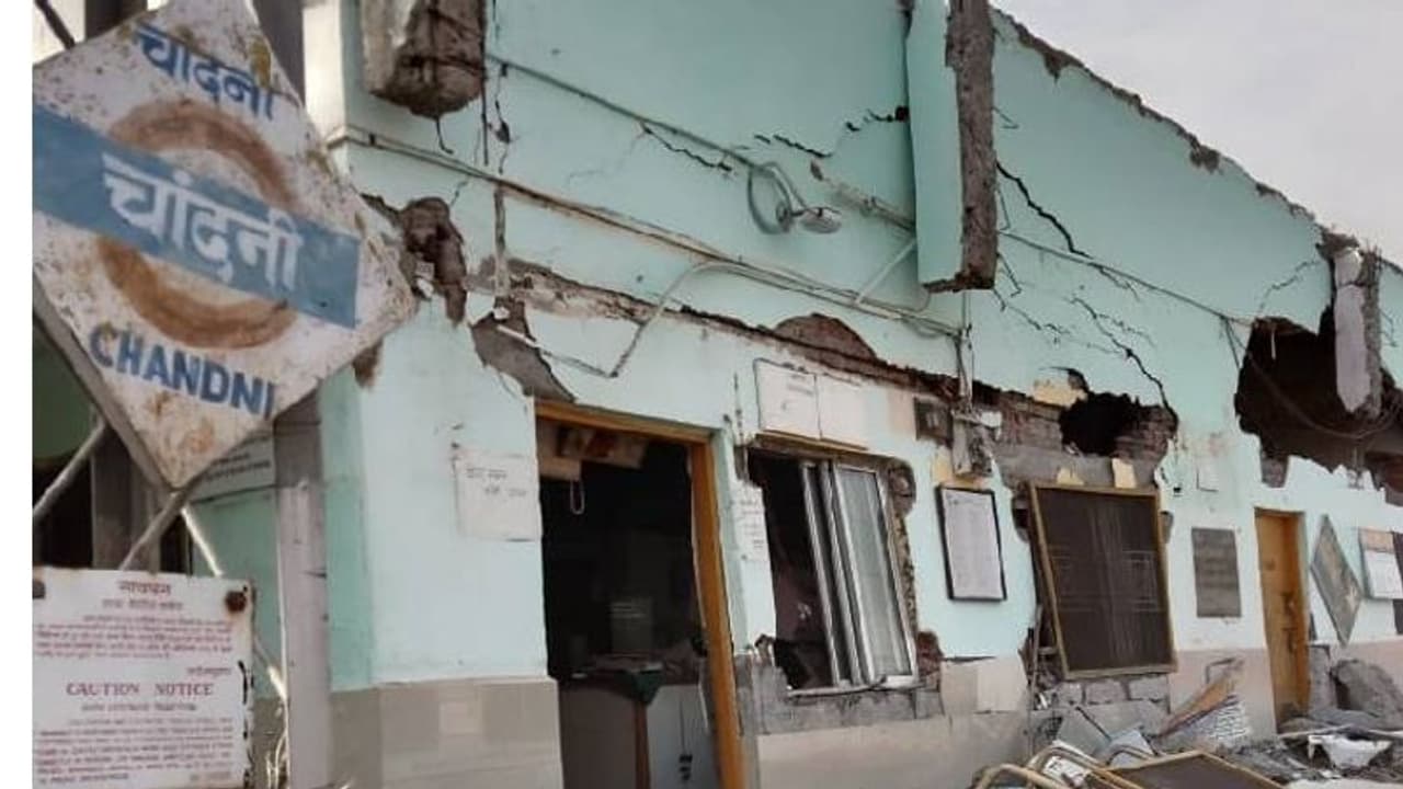 110 KM की स्पीड से गुजरी ये ट्रेन, कंपन से गिर गई रेलवे स्टेशन की बिल्डिंग 110 KM की स्पीड से गुजरी ये ट्रेन, कंपन से गिर गई रेलवे स्टेशन की बिल्डिंग