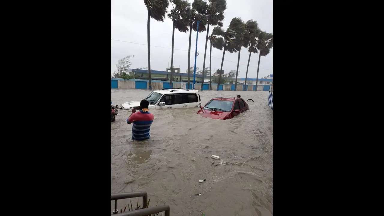 வந்துட்டாரு குலாப்… இன்னிக்கு கரையை கடந்து போயிடுவாரு…. வானிலை மையம் வார்னிங்… வந்துட்டாரு குலாப்… இன்னிக்கு கரையை கடந்து போயிடுவாரு…. வானிலை மையம் வார்னிங்…