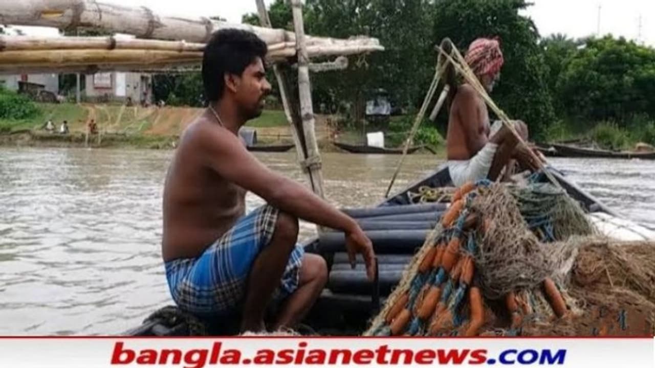 'কোভিড দেহ' র ইস্যুতে পদ্মা ভাগীরথীর জলেও আতঙ্ক, রুজিতে টান মৎস্যজীবীদের 'কোভিড দেহ' র ইস্যুতে পদ্মা ভাগীরথীর জলেও আতঙ্ক, রুজিতে টান মৎস্যজীবীদের