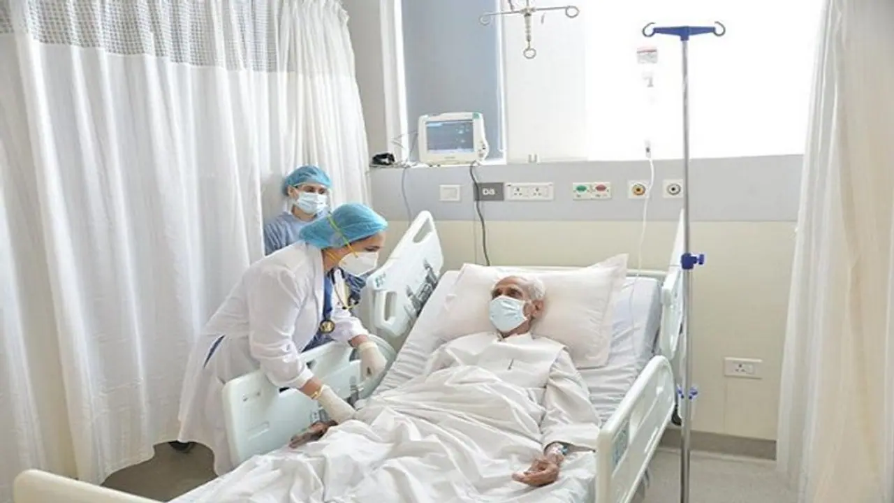 యాంటీబాడీ కాక్ టెయిల్ తొలి డోసు వేసుకున్న 82 యేళ్ల వృద్ధుడు.. డిశ్చార్జ్ అయి ఇంటికి... యాంటీబాడీ కాక్ టెయిల్ తొలి డోసు వేసుకున్న 82 యేళ్ల వృద్ధుడు.. డిశ్చార్జ్ అయి ఇంటికి...