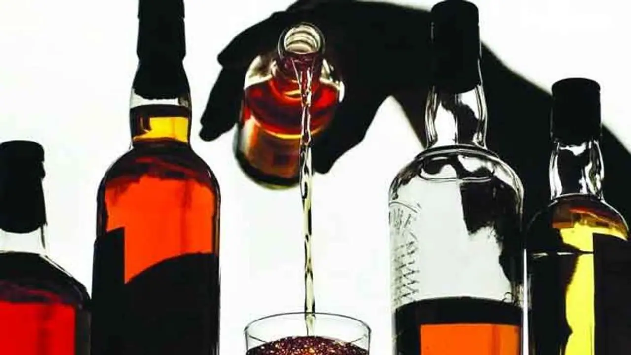 போதைக்காக ஆசைப்பட்டு தின்னரில் எலுமிச்சை சாறு கலந்து குடித்த ஒருவர் பலி.. 2 பேர் கவலைக்கிடம்..! போதைக்காக ஆசைப்பட்டு தின்னரில் எலுமிச்சை சாறு கலந்து குடித்த ஒருவர் பலி.. 2 பேர் கவலைக்கிடம்..!