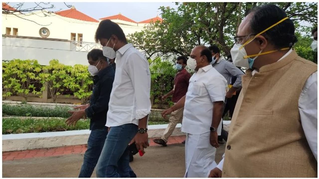 ஆசிரமம் திறந்த இயக்குநர் லிங்குசாமி... நெகிழ்ந்து போன உதயநிதி ஸ்டாலின்..! ஆசிரமம் திறந்த இயக்குநர் லிங்குசாமி... நெகிழ்ந்து போன உதயநிதி ஸ்டாலின்..!