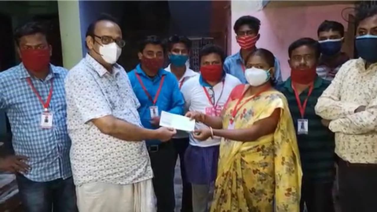 বাড়িতে শয্যাশায়ী স্ত্রী, তবু রেড ভলেন্টিয়ার্সদের ৫০ হাজার টাকা দান অবসরপ্রাপ্ত শিক্ষকের