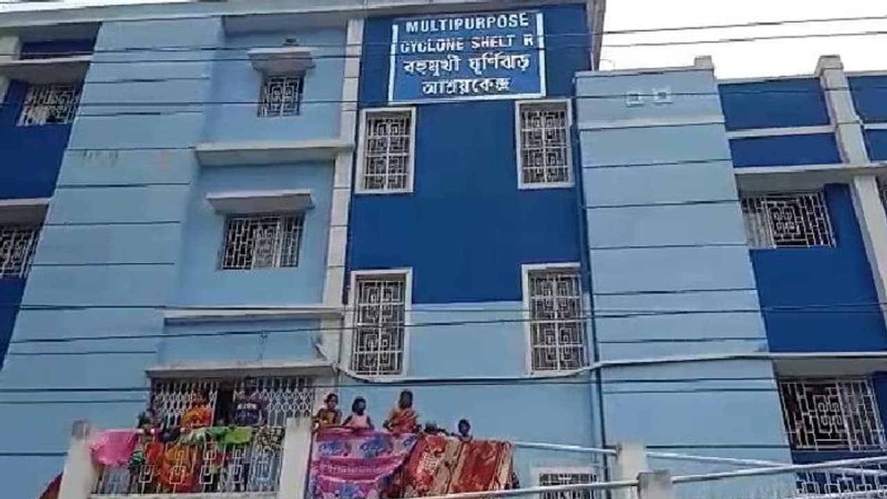 ত্রাণ শিবির জলমগ্ন, নেই খাবার পানীয় জল, চূড়ান্ত অব্যবস্থায় বিক্ষোভ গ্রামবাসীদের ত্রাণ শিবির জলমগ্ন, নেই খাবার পানীয় জল, চূড়ান্ত অব্যবস্থায় বিক্ষোভ গ্রামবাসীদের