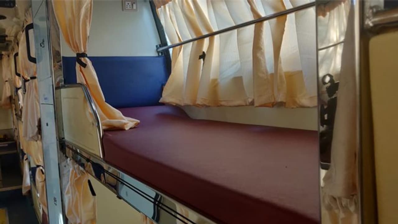 వేధిస్తున్న బెడ్ల కొరత.. ఏపీ వినూత్న ప్రయోగం, ఇక ఆర్టీసీ బస్సులే ఆసుపత్రులు వేధిస్తున్న బెడ్ల కొరత.. ఏపీ వినూత్న ప్రయోగం, ఇక ఆర్టీసీ బస్సులే ఆసుపత్రులు