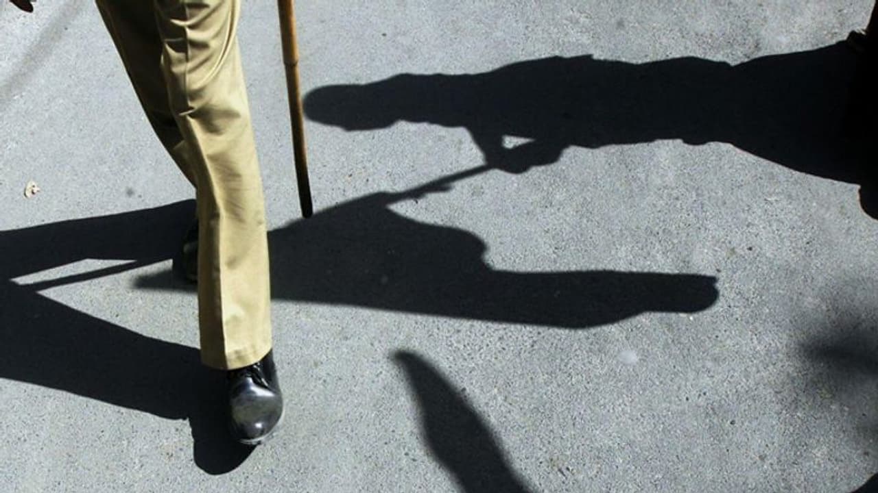 లాక్డౌన్: ఐదు నిమిషాల ఆలస్యం.. రూ.1000 జరిమానా, ప్రశ్నించినందుకు కేసు లాక్డౌన్: ఐదు నిమిషాల ఆలస్యం.. రూ.1000 జరిమానా, ప్రశ్నించినందుకు కేసు