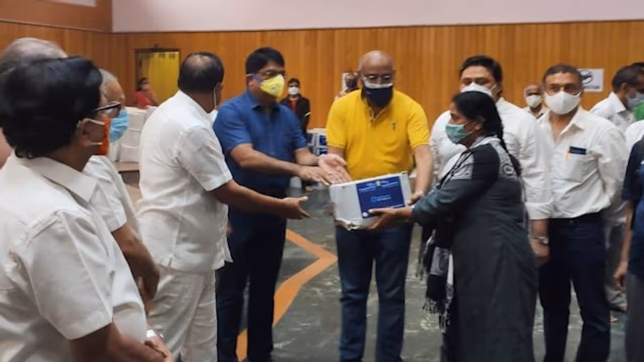 NBF, Rajeev Chandrasekhar distributes grocery kits under #BengaluruFightsCorona initiative NBF, Rajeev Chandrasekhar distributes grocery kits under #BengaluruFightsCorona initiative