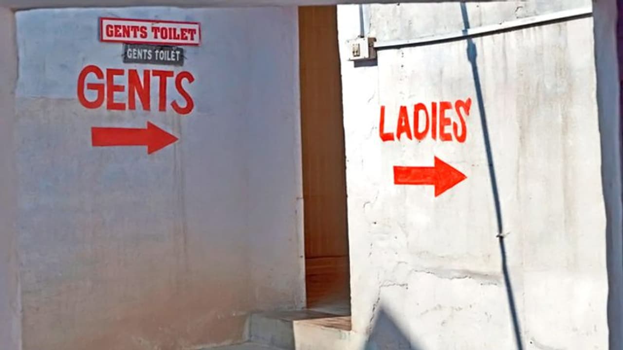 किराए के लिए पैसे नहीं थे तो मालिक ने घर से निकाला, सार्वजनिक शौचालय में रहने लगी महिला, भावुक कर देगी कहानी किराए के लिए पैसे नहीं थे तो मालिक ने घर से निकाला, सार्वजनिक शौचालय में रहने लगी महिला, भावुक कर देगी कहानी