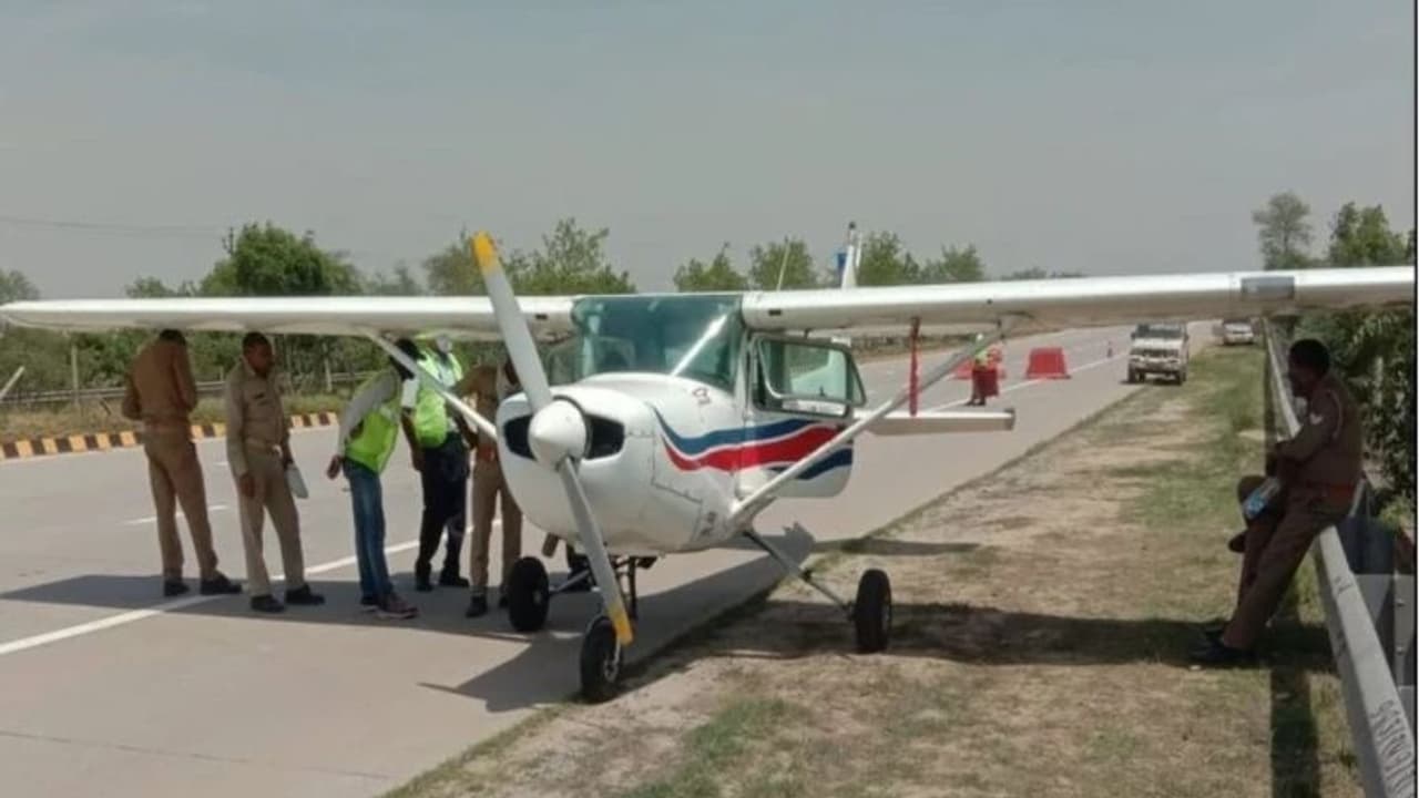 यमुना एक्सप्रेस वे की क्या है खासियत,जहां गाड़ियों को रोककर कराई गई विमान की इमरजेंसी लैंडिंग यमुना एक्सप्रेस वे की क्या है खासियत,जहां गाड़ियों को रोककर कराई गई विमान की इमरजेंसी लैंडिंग