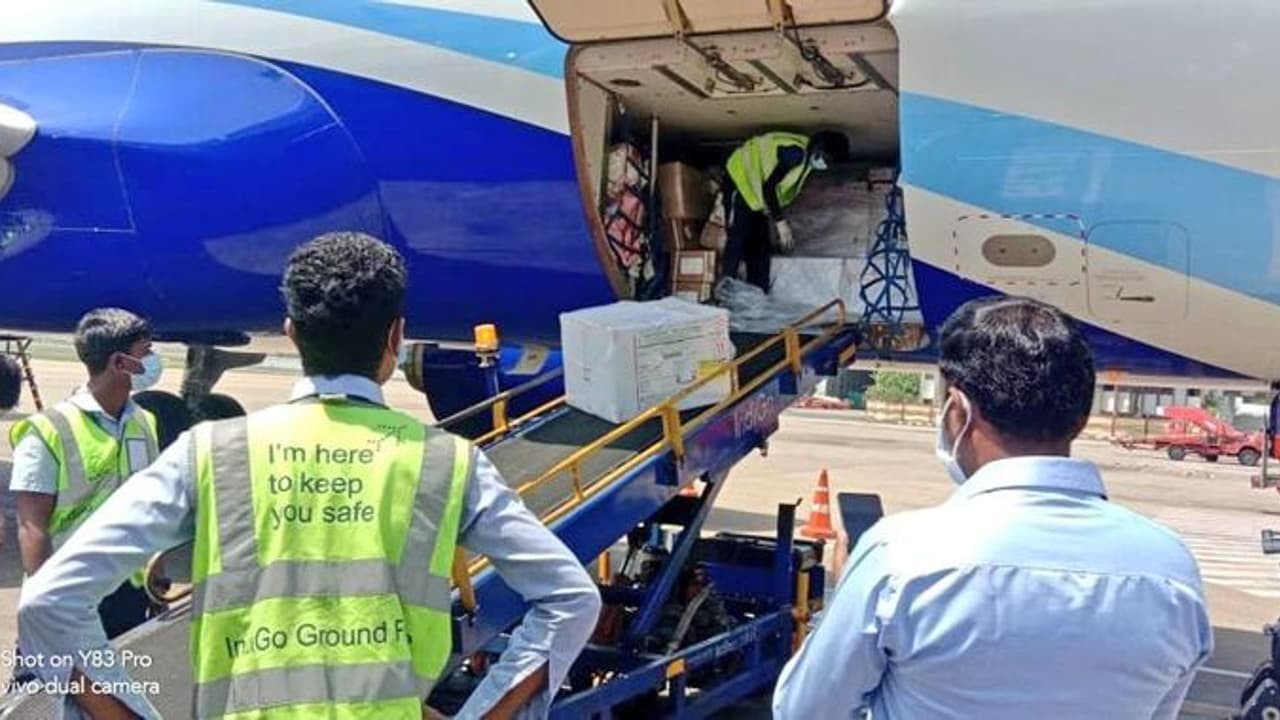 சென்னை வந்த 78 ஆயிரம் டோஸ் தடுப்பு மருந்துகள்... தமிழகத்தில் தடுப்பூசி விநியோகம் தீவிரம்...!