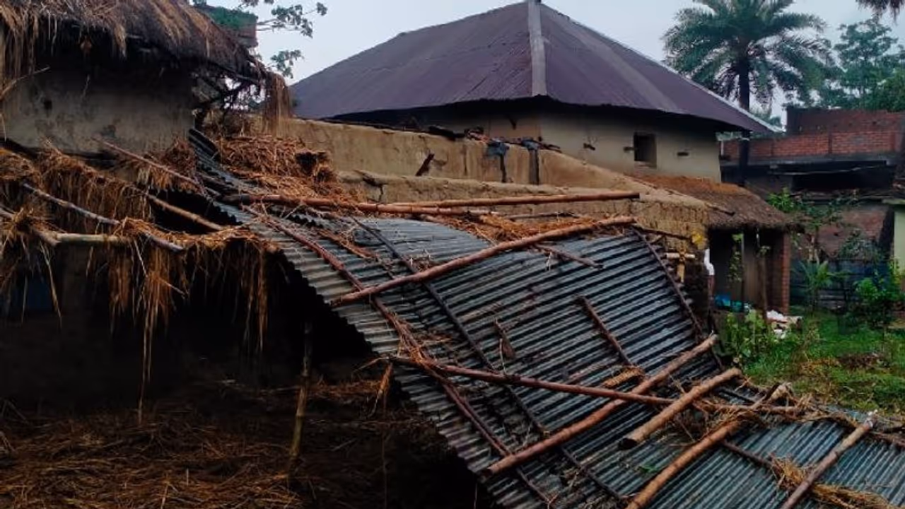 ঘূর্ণিঝড়ে উড়ল বিদ্যুতের খুঁটি বাড়ির চাল, চোখের পলকে তান্ডব গ্রামে, দেখুন ছবি ঘূর্ণিঝড়ে উড়ল বিদ্যুতের খুঁটি বাড়ির চাল, চোখের পলকে তান্ডব গ্রামে, দেখুন ছবি