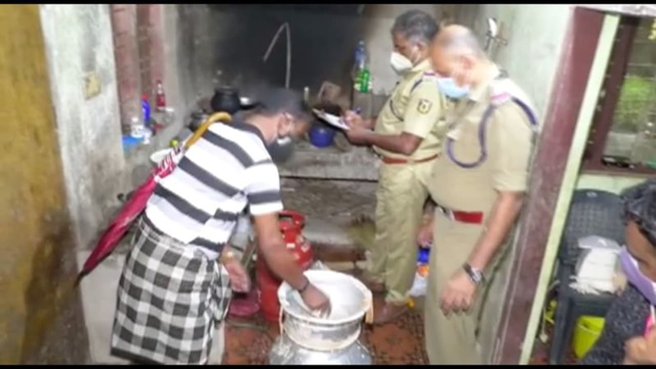 വീടിന്റെ അടുക്കളയില് കളളവാറ്റ്; മൂന്നു യുവാക്കള് അറസ്റ്റില്, കുടുക്കിയത് വേഷം മാറിയെത്തി വീടിന്റെ അടുക്കളയില് കളളവാറ്റ്; മൂന്നു യുവാക്കള് അറസ്റ്റില്, കുടുക്കിയത് വേഷം മാറിയെത്തി