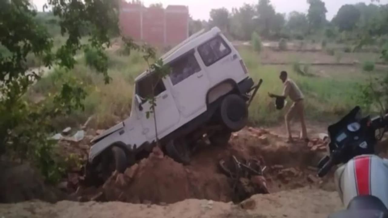 उन्नाव में भीषण सड़क हादसा, अनियंत्रित बोलेरे ने 6 लोगों को कुचला, 5 की मौत उन्नाव में भीषण सड़क हादसा, अनियंत्रित बोलेरे ने 6 लोगों को कुचला, 5 की मौत
