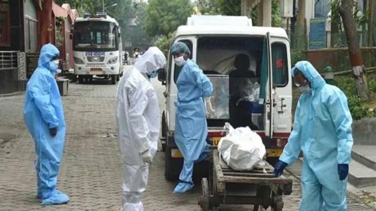 கொரோனாவால் உயிரிழந்தவர்களின் முகத்தை உறவினர்கள் பார்க்கும் வகையில் இருத்தல் வேண்டும் உயர்நீதி மன்றம். கொரோனாவால் உயிரிழந்தவர்களின் முகத்தை உறவினர்கள் பார்க்கும் வகையில் இருத்தல் வேண்டும் உயர்நீதி மன்றம்.