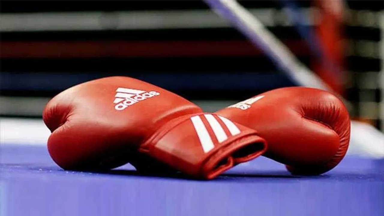 Viral News: ಪಂದ್ಯವಾಡಿ ಭಿನ್ನಾಭಿಪ್ರಾಯ ಬಗೆಹರಿಸಿಕೊಂಡ ರಾಜಕಾರಣಿಗಳು!