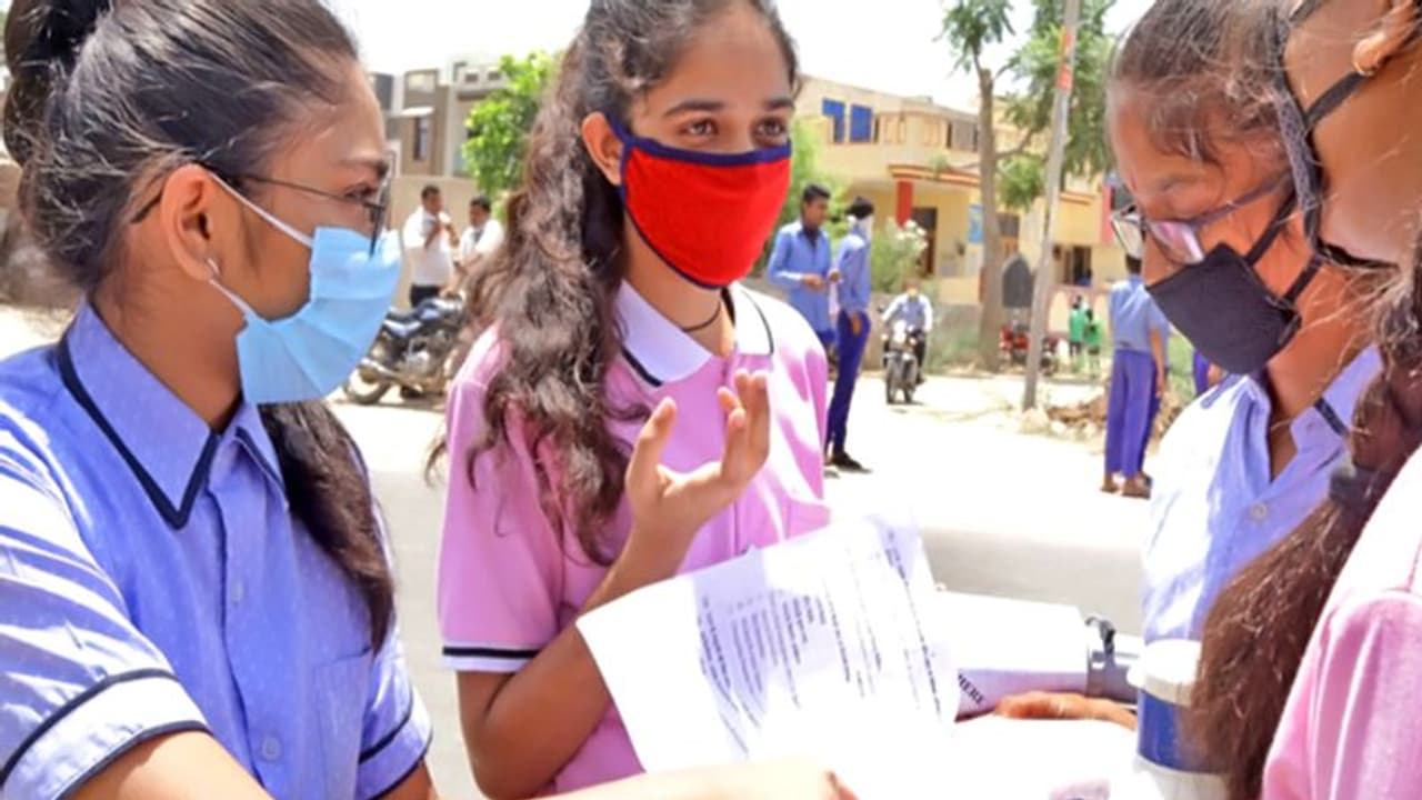 CBSE Exams: 12वीं क्लास के टर्म 1 के एग्जाम शुरू, परीक्षा के दौरान इन बातों का ध्यान रखें स्टूडेंट्स CBSE Exams: 12वीं क्लास के टर्म 1 के एग्जाम शुरू, परीक्षा के दौरान इन बातों का ध्यान रखें स्टूडेंट्स