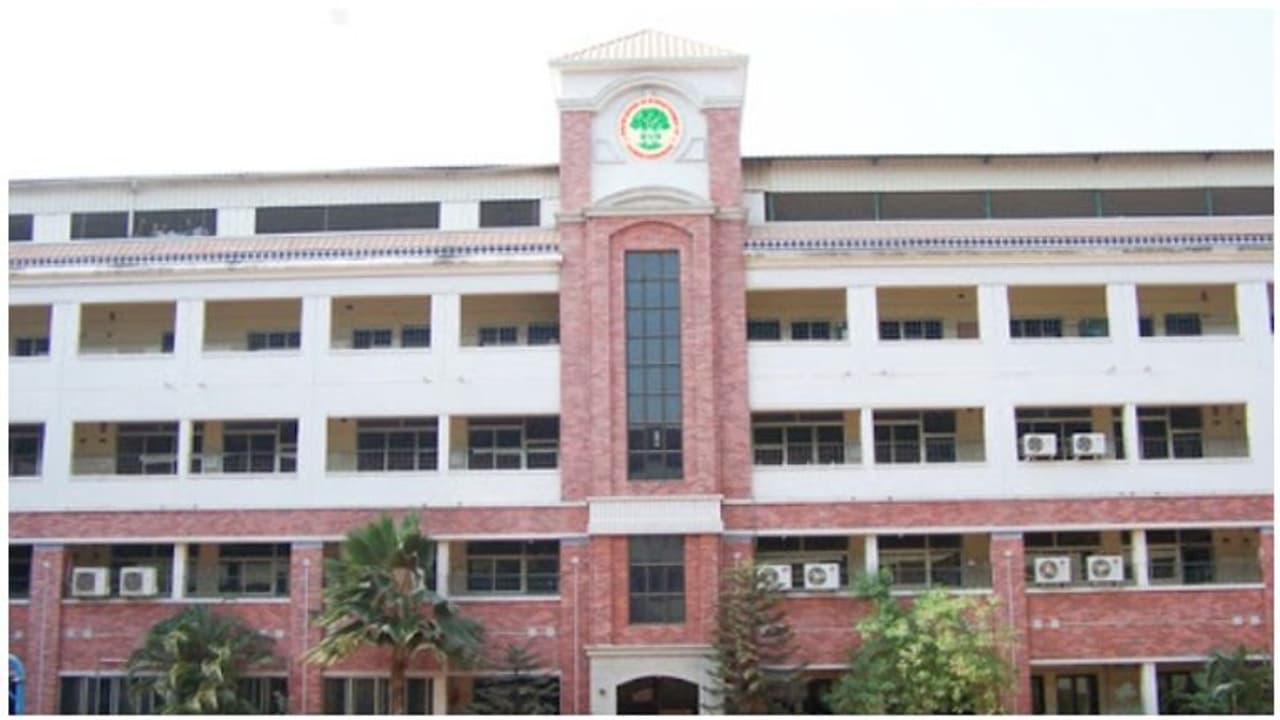 மற்றொரு ஆசிரியர் மீதும் பாலியல் புகார்... பணியிடை நீக்கம் செய்தது பள்ளி நிர்வாகம்..! மற்றொரு ஆசிரியர் மீதும் பாலியல் புகார்... பணியிடை நீக்கம் செய்தது பள்ளி நிர்வாகம்..!