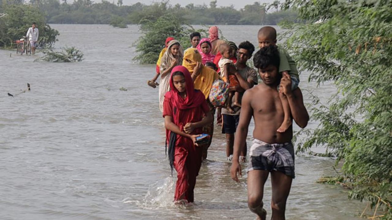 ঘূর্ণিঝড় যশে ৩০০ থেকে ৩০ হাজার ক্ষতিপূরণের ঘোষণা, কীভাবে মিলবে সরকারি দান, জানাল রাজ্য সরকার ঘূর্ণিঝড় যশে ৩০০ থেকে ৩০ হাজার ক্ষতিপূরণের ঘোষণা, কীভাবে মিলবে সরকারি দান, জানাল রাজ্য সরকার
