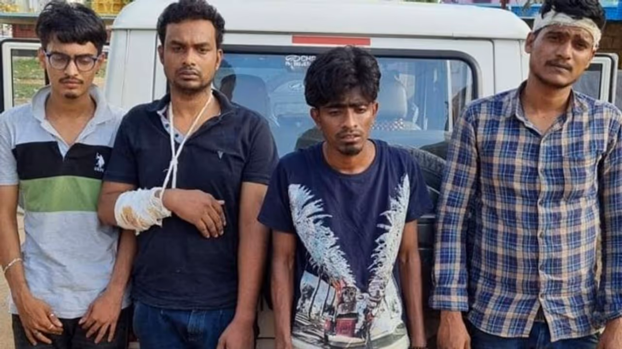 बांग्लादेशी महिला से रेप के दो आरोपियों को पुलिस ने मारी गोली, गैंगरेप और पिटाई का वीडियो हुआ था वायरल बांग्लादेशी महिला से रेप के दो आरोपियों को पुलिस ने मारी गोली, गैंगरेप और पिटाई का वीडियो हुआ था वायरल