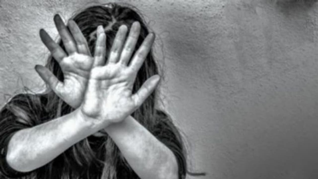 ஆசிரியர் மீது பாலியல் புகார்... மேலும் ஒரு பள்ளிக்கு நோட்டீஸ்... பள்ளி கல்வித்துறை அதிரடி...! ஆசிரியர் மீது பாலியல் புகார்... மேலும் ஒரு பள்ளிக்கு நோட்டீஸ்... பள்ளி கல்வித்துறை அதிரடி...!