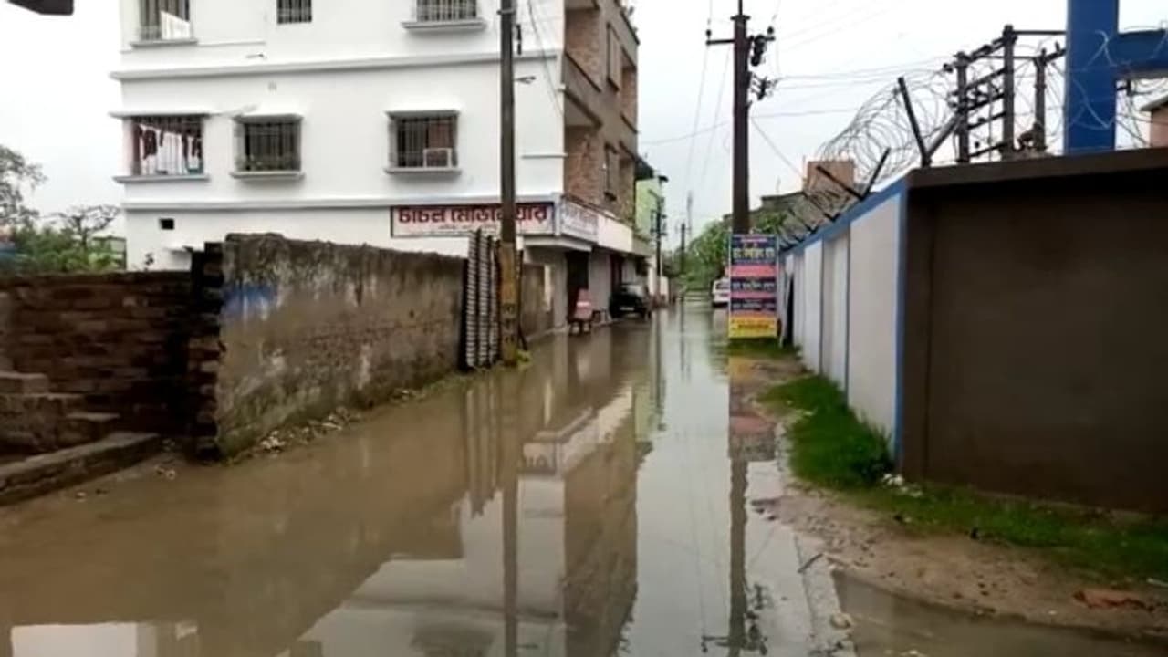 জলে ডুবে হাসপাতাল থানা, নিকাশির কাজে হুঁশ নেই পঞ্চায়েতের