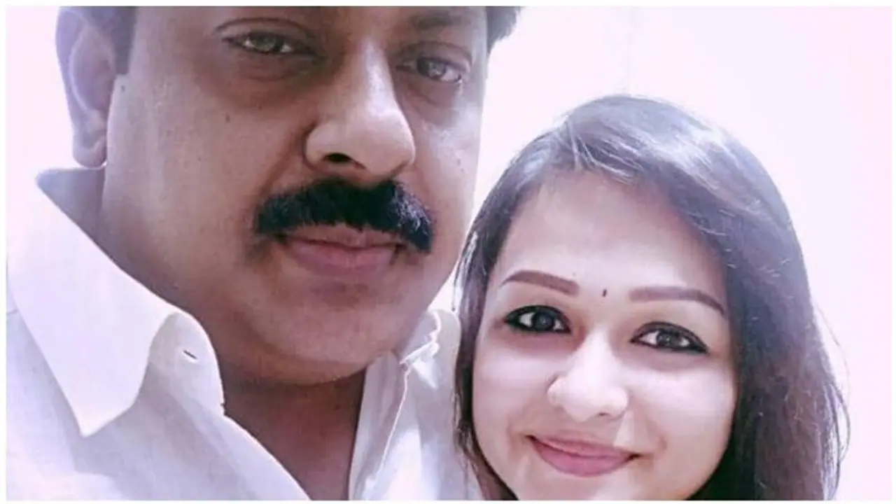 நீ எங்கெங்கு படுக்கையை பகிர்ந்தாயோ அந்த போட்டோக்கள் என்னிடமும் இருக்கிறது... நடிகையை மிரட்டும் அதிமுக புள்ளி.! நீ எங்கெங்கு படுக்கையை பகிர்ந்தாயோ அந்த போட்டோக்கள் என்னிடமும் இருக்கிறது... நடிகையை மிரட்டும் அதிமுக புள்ளி.!