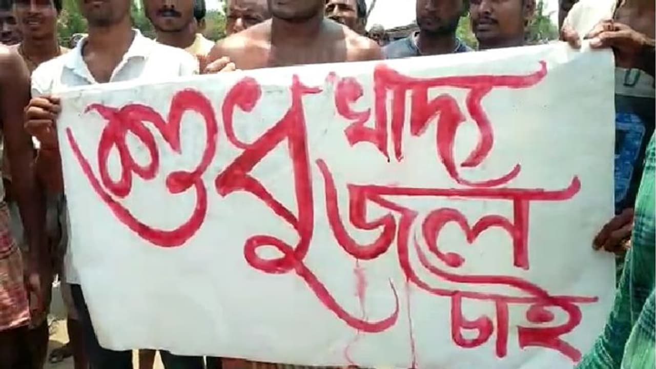 বিজেপি করার অপরাধে মিলছে না ত্রাণ, দুর্গতদের অভিযোগ পেয়ে ছুটলেন তৃণমূল বিধায়ক বিজেপি করার অপরাধে মিলছে না ত্রাণ, দুর্গতদের অভিযোগ পেয়ে ছুটলেন তৃণমূল বিধায়ক