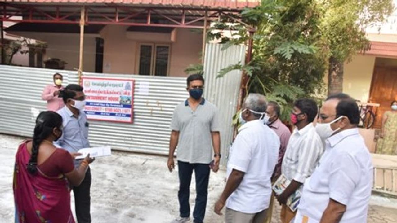 கோவையில் களத்தில் இறங்கிய அதிகாரிகள்... கொரோனாவை கட்டுப்படுத்த வீடு வீடாக சென்று வேண்டுகோள்...! கோவையில் களத்தில் இறங்கிய அதிகாரிகள்... கொரோனாவை கட்டுப்படுத்த வீடு வீடாக சென்று வேண்டுகோள்...!