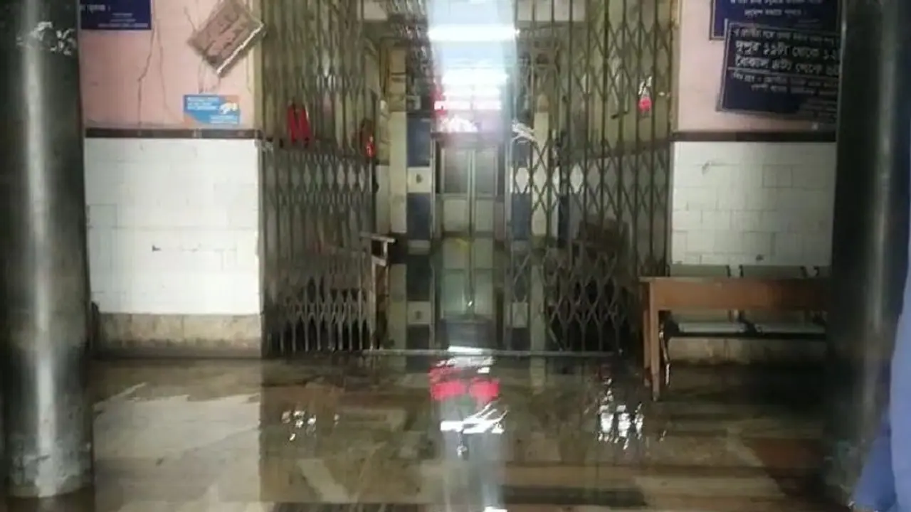 সরকারি হাসপাতাল নাকি ডোবা, বোঝা মুশকিল! অস্থায়ী ব্যবস্থায় চিকিৎসা চলছে সংকটজনক রোগীদের সরকারি হাসপাতাল নাকি ডোবা, বোঝা মুশকিল! অস্থায়ী ব্যবস্থায় চিকিৎসা চলছে সংকটজনক রোগীদের